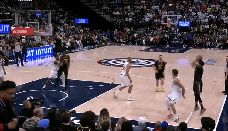 米乐-小库里底角压哨三分投进还有加罚，勇士首节26-25领先快船