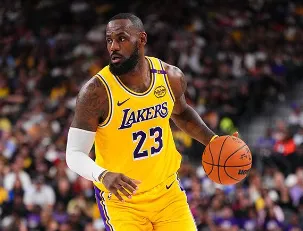 米乐体育官网-詹姆斯半场出战17分钟，投篮15中6得到18分4篮板6助攻3抢断